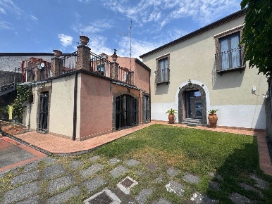 Foto Casa indipendente a Mascalucia Centro di 277 m² con 8 locali