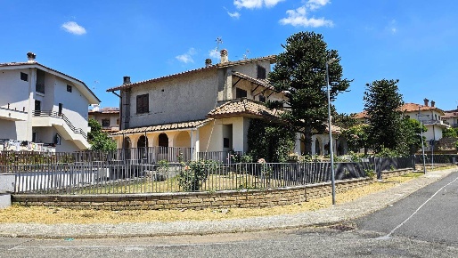 Foto Appartamento in Via dei Pini, San Lorenzo Nuovo di 100 m² con 4 locali