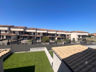 Foto Villa a schiera a Santa Maria di Licodia di 250 m² con 5 locali