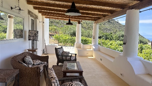 Foto Villa unifamiliare a Leni Centro di 145 m² con 5 locali in vendita