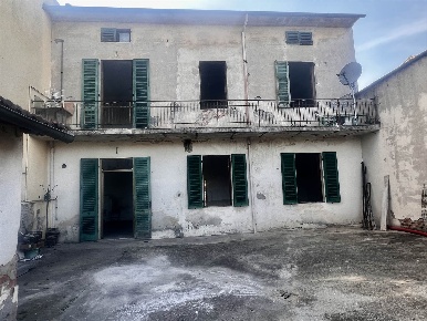 Foto Villa a schiera a Prato Vergaio - Tobbiana di 250 m² con 11 locali