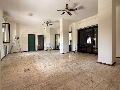 Foto Negozio in Via dei Pini  6, Pieve Emanuele Centro di 60 m² in affitto