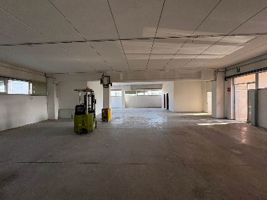 Foto Capannone industriale a Fucecchio di 300 m² con 1 locali in affitto