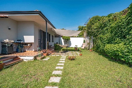 Foto Villa unifamiliare in via fratelli gemellaro 94, Nicolosi di 160 m²
