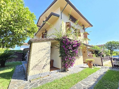 Foto Villa bifamiliare a Forte dei Marmi di 200 m² con 12 locali in vendita