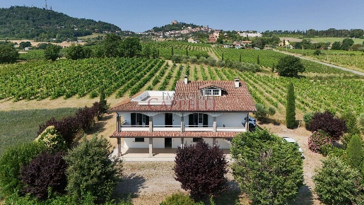 Foto Casa indipendente a Bertinoro Centro di 265 m² con 6 locali in vendita