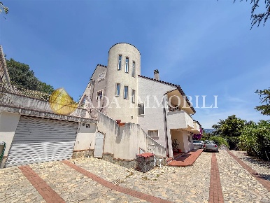 Foto Villa unifamiliare in via Buonarroti 68, Rende Roges di 481 m²