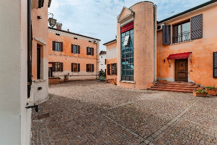 Foto Casa indipendente a Suzzara Centro di 220 m² con 5 locali in vendita