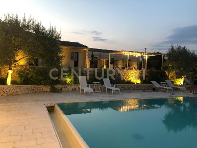 Foto Casale a Noto di 380 m² con 20 locali in vendita