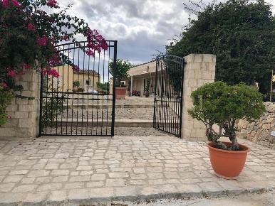 Foto Casale a Noto di 380 m² con 20 locali in vendita