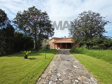 Foto Villa unifamiliare in via Luigi Piccinato 28, Sabaudia di 305 m²