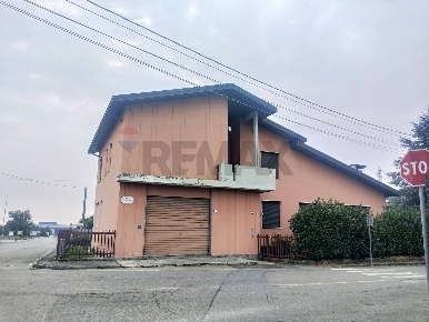Foto Negozio in Via IV Novembre 11 - 9, Benna di 90 m² con 1 locali