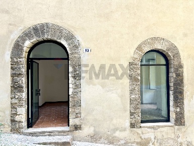Foto Locale commerciale in Via Plinio Il Giovane 13, Spoleto Centro Storico