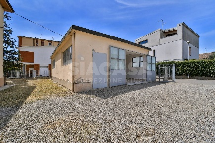 Foto Capannone industriale a Mezzago di 91 m² in vendita