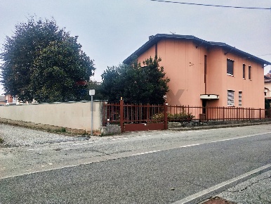 Foto Villa unifamiliare in via IV Novembre 11 - 9, Benna di 480 m²