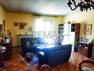 Foto Casa indipendente in SP594 82, Ghislarengo di 1035 m² con 10 locali