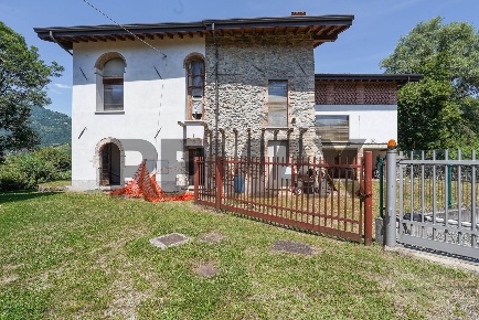 Foto Casa indipendente in via piazza puccini 4, Caprino Bergamasco Longuelo