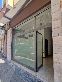 Foto Negozio in Via cappuccini 45, Brindisi Cappuccini di 90 m² in affitto