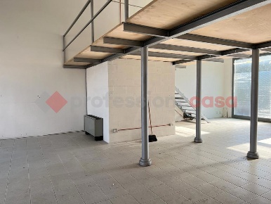 Foto Negozio in LARGO I MAGGIO, Arezzo San Donato - Ospedale di 101 m²