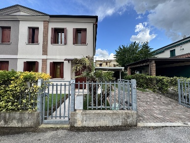 Foto Appartamento in Via MATTEOTTI 113, Noventa Vicentina Centro di 170 m²