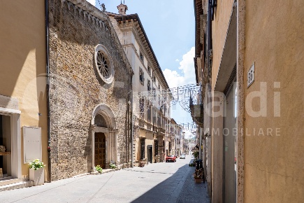 Foto Appartamento in Via Roma 57, Rieti di 364 m² con 11 locali in vendita