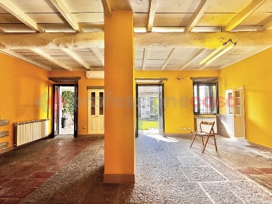 Foto Casa indipendente in Garibaldi, Arona Centro di 280 m² con 6 locali