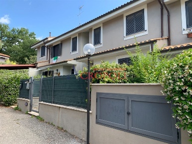 Foto Appartamento in Via Giovanni Falcone, Manziana di 60 m² con 3 locali