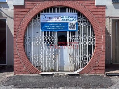 Foto Locale commerciale in Via Comunale di San Francesco, Centro di 50 m²