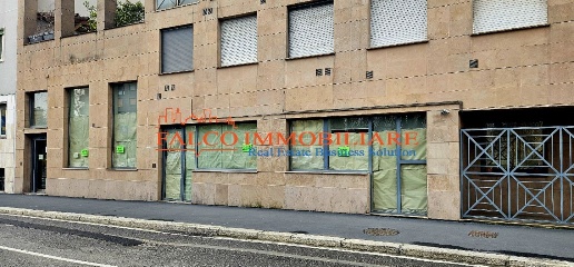 Foto Negozio in Alzaia Naviglio Pavese, Milano Navigli - Darsena di 200 m²