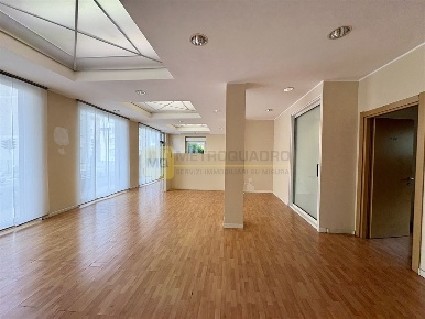 Foto Negozio in VIA RISORGIMENTO, Lecco Centro di 160 m² con 4 locali