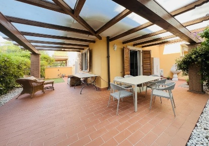 Foto Villa a schiera a Massa Marina di Massa Centro di 110 m² con 6 locali