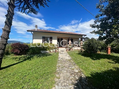 Foto Villa unifamiliare a Capannori Massa Macinaia - San Leonardo di 260 m²