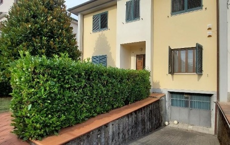 Foto Villa bifamiliare a Pistoia Centro Storico di 270 m² con 9 locali
