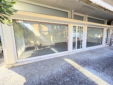 Foto Negozio a Massa Marina di Massa Centro di 200 m² con 5 locali