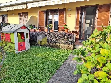 Foto Villa a schiera a Vecchiano di 100 m² con 5 locali in vendita