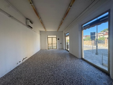 Foto Locale commerciale a Ponsacco Centro di 273 m² con 1 locali in vendita