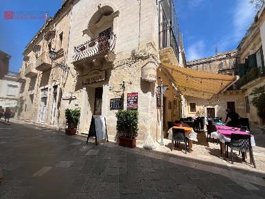 Foto Locale commerciale a Lecce Centro Storico di 124 m² con 3 locali