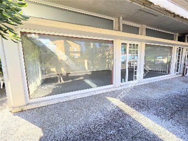 Foto Negozio a Massa Marina di Massa Centro di 200 m² con 4 locali
