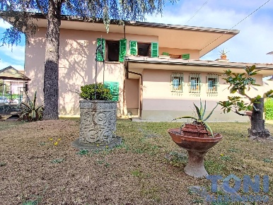 Foto Villa unifamiliare a Empoli Pretura - Sanzio di 350 m² con 12 locali