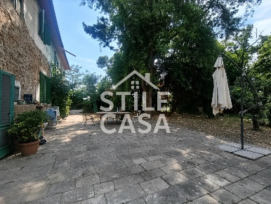 Foto Casale a Chiesina Uzzanese Centro di 257 m² con 9 locali in vendita