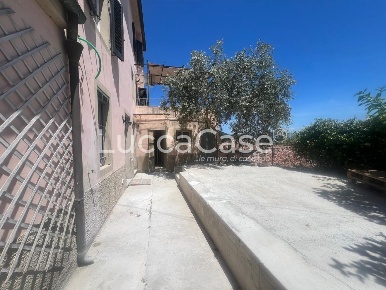 Foto Villa bifamiliare a Lucca Santa Maria del Giudice di 132 m² in vendita