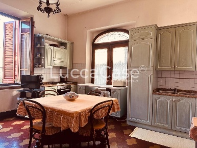 Foto Villa unifamiliare a Barga Centro di 270 m² con 8 locali in vendita