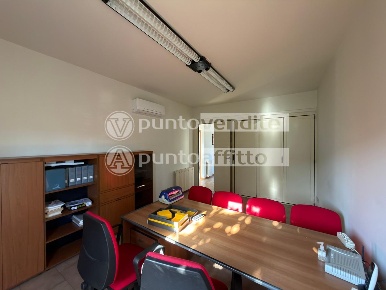 Foto Ufficio a Lucca Arancio di 120 m² con 5 locali in affitto