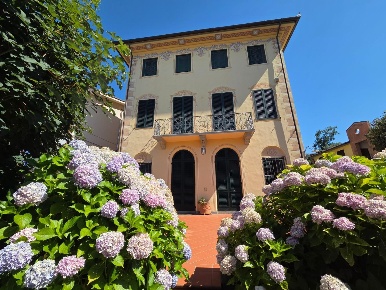 Foto Villa unifamiliare a Capannori Marlia di 380 m² con 12 locali