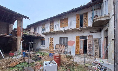 Foto Casa indipendente a Rosasco Centro di 326 m² con 13 locali in vendita