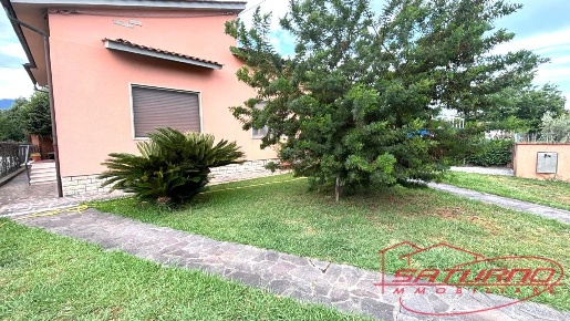 Foto Villa unifamiliare a Capannori Lammari - Lunata di 180 m² con 5 locali