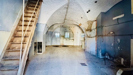 Foto Locale commerciale in VIA ROMA 153, Bonito di 220 m² con 3 locali