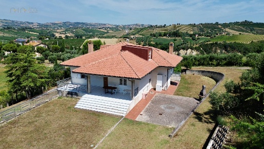 Foto Villa unifamiliare in Contrada Palazzi 9, Castorano di 300 m²