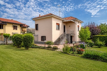 Foto Casa indipendente in via Anna Frank, Carnago Centro di 158 m²