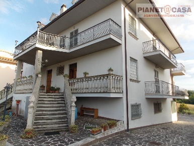 Foto Appartamento in Strada Provinciale 18, Castorano di 260 m² in vendita